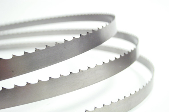 สีขาวเสร็จสิ้น 51CrV4 เลื่อยวงเดือนตัดบาง 4TPI ใบเลื่อยสายพานสำหรับไม้